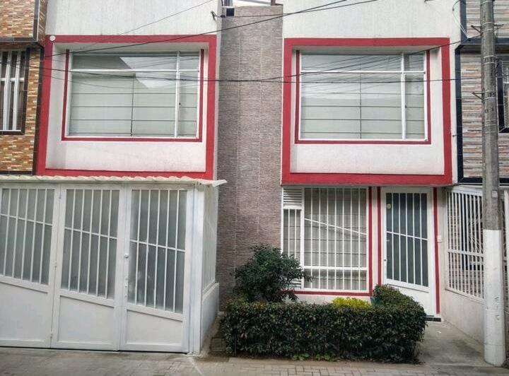 Alojamiento "Como En Casa" Cerca Al Aeropuerto!!, Bogota